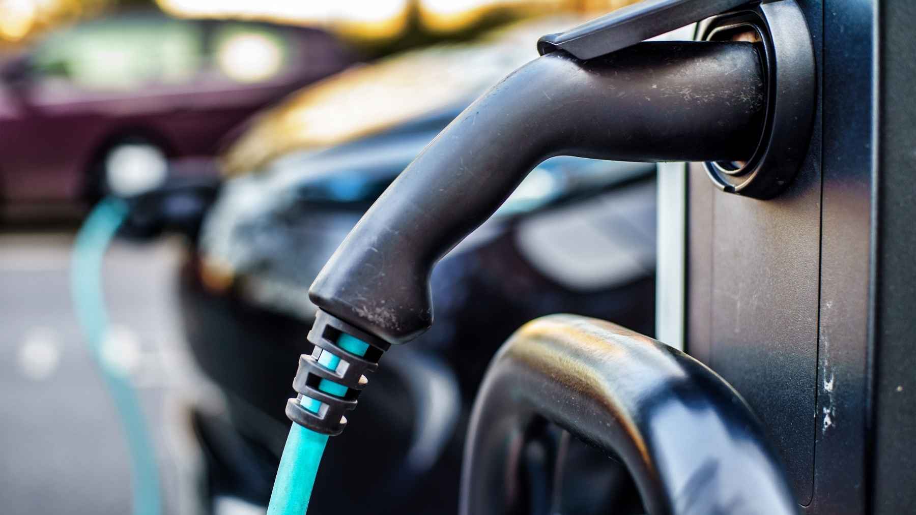 Electric car owners love them with 94% satisfaction, but road trips expose the charging network's weakest link: reliability 1 An electric vehicle plugged into a public charging station during a road trip.