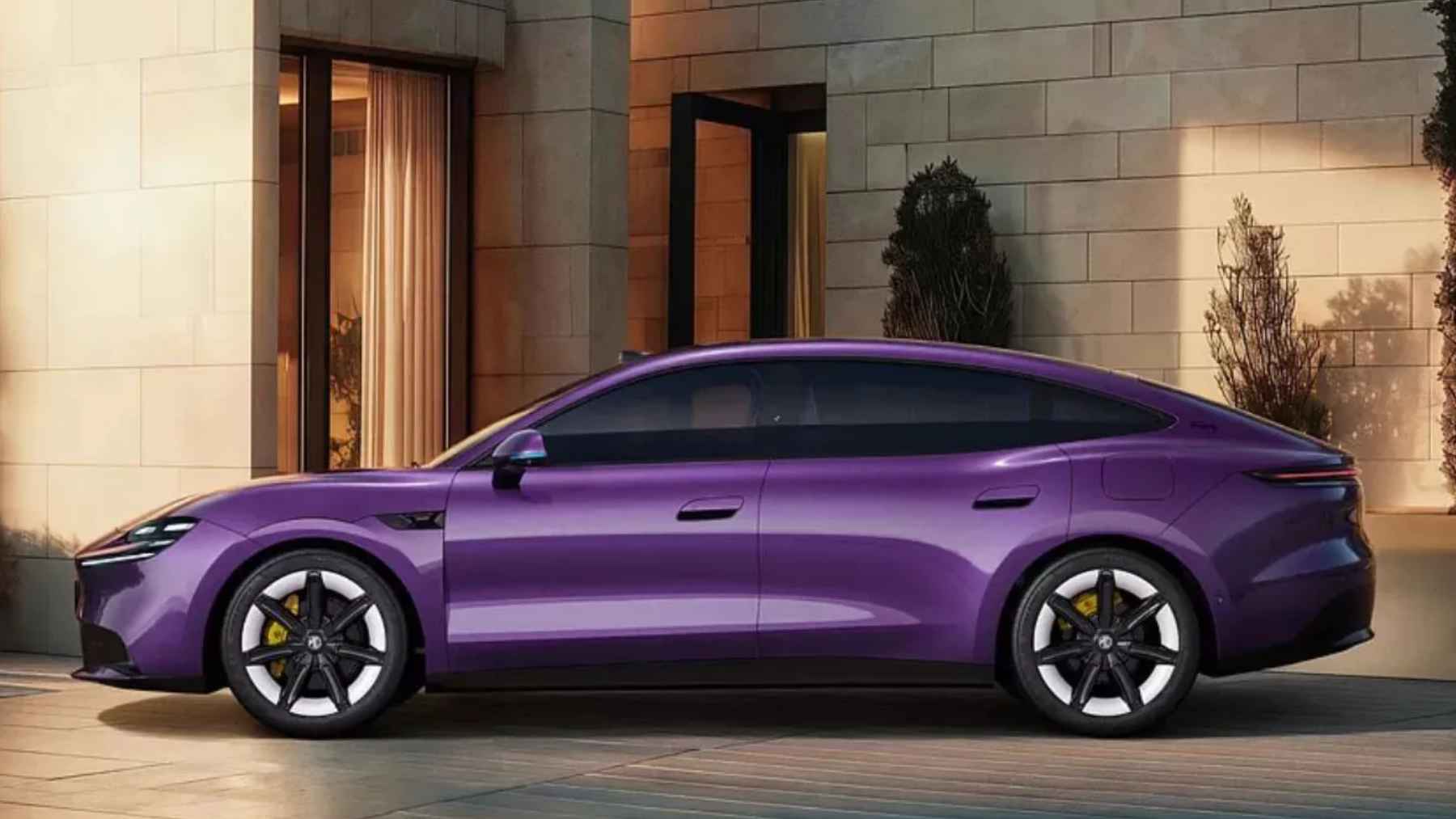 MG promises 840 kilometers of range from 19,400 euros with semi-solid-state cells, and the battery is not fully solid yet 2 The MG 07 electric fastback sedan on display, featuring semi-solid-state battery technology, an 800-volt platform, and advanced driver assistance.