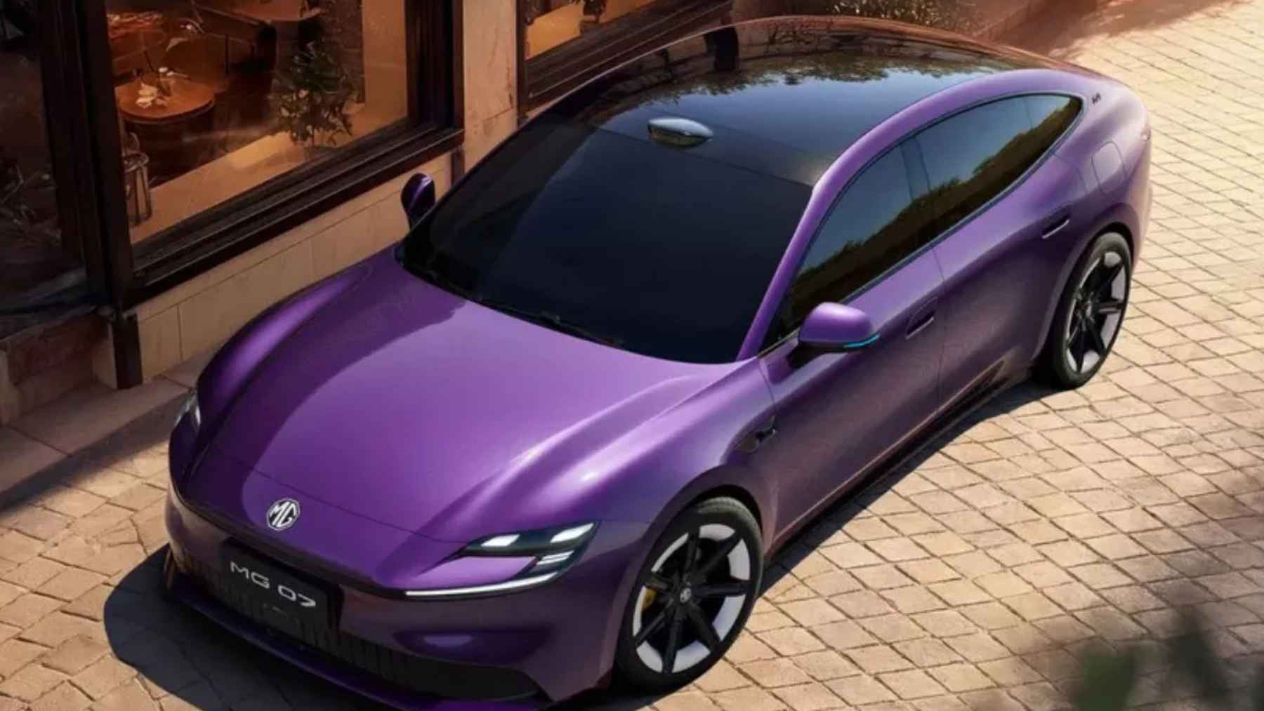 MG promises 840 kilometers of range from 19,400 euros with semi-solid-state cells, and the battery is not fully solid yet 1 The new MG 07 electric fastback sedan displayed in a showroom, highlighting semi-solid battery tech and LiDAR.