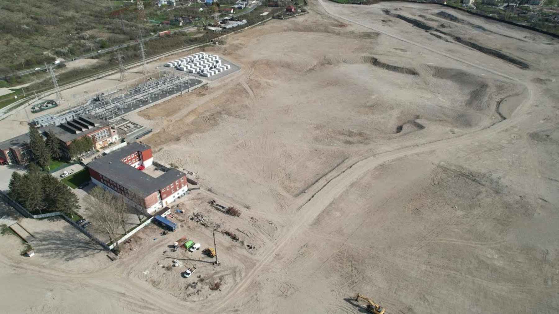 Romania's state nuclear firm just made an unexpected move on its Doicești mini-reactor project 2 A conceptual model and industrial power site representing Romania's nuclear energy developments and the Doicești small modular reactor project.