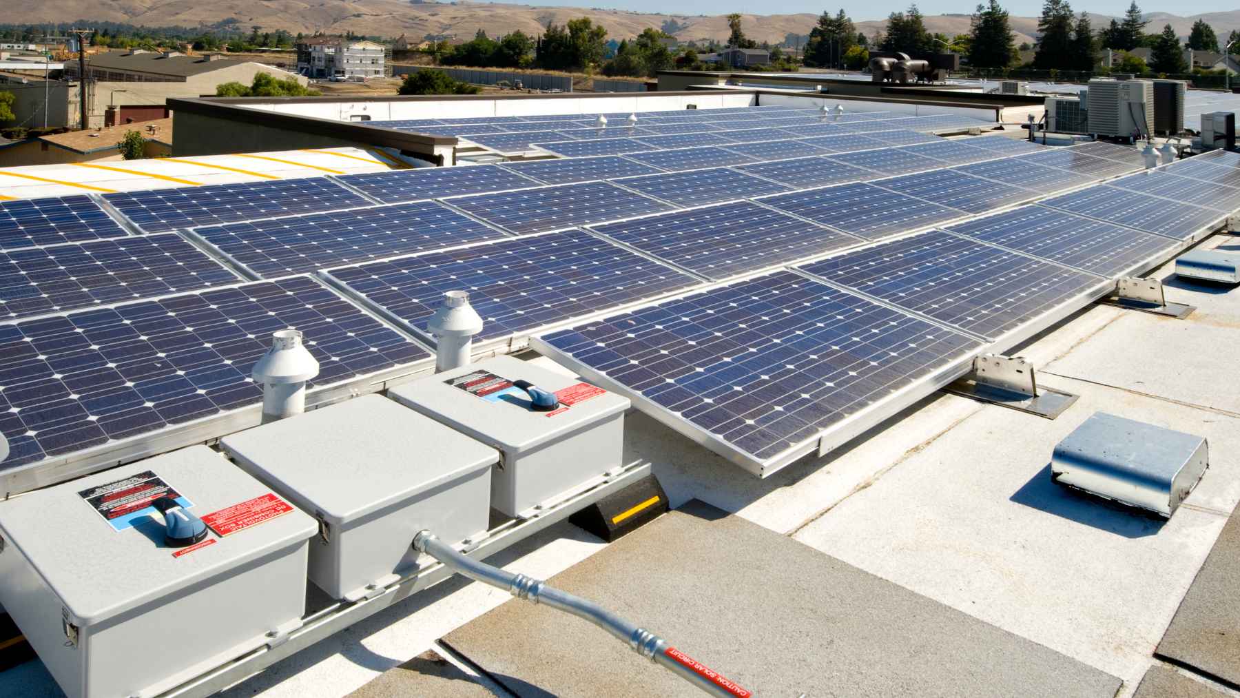 Science says solar panels do more than cut bills: they can cool your house and raise its resale value 1 Rooftop solar panels installed on a modern residential home, representing renewable energy and home efficiency.