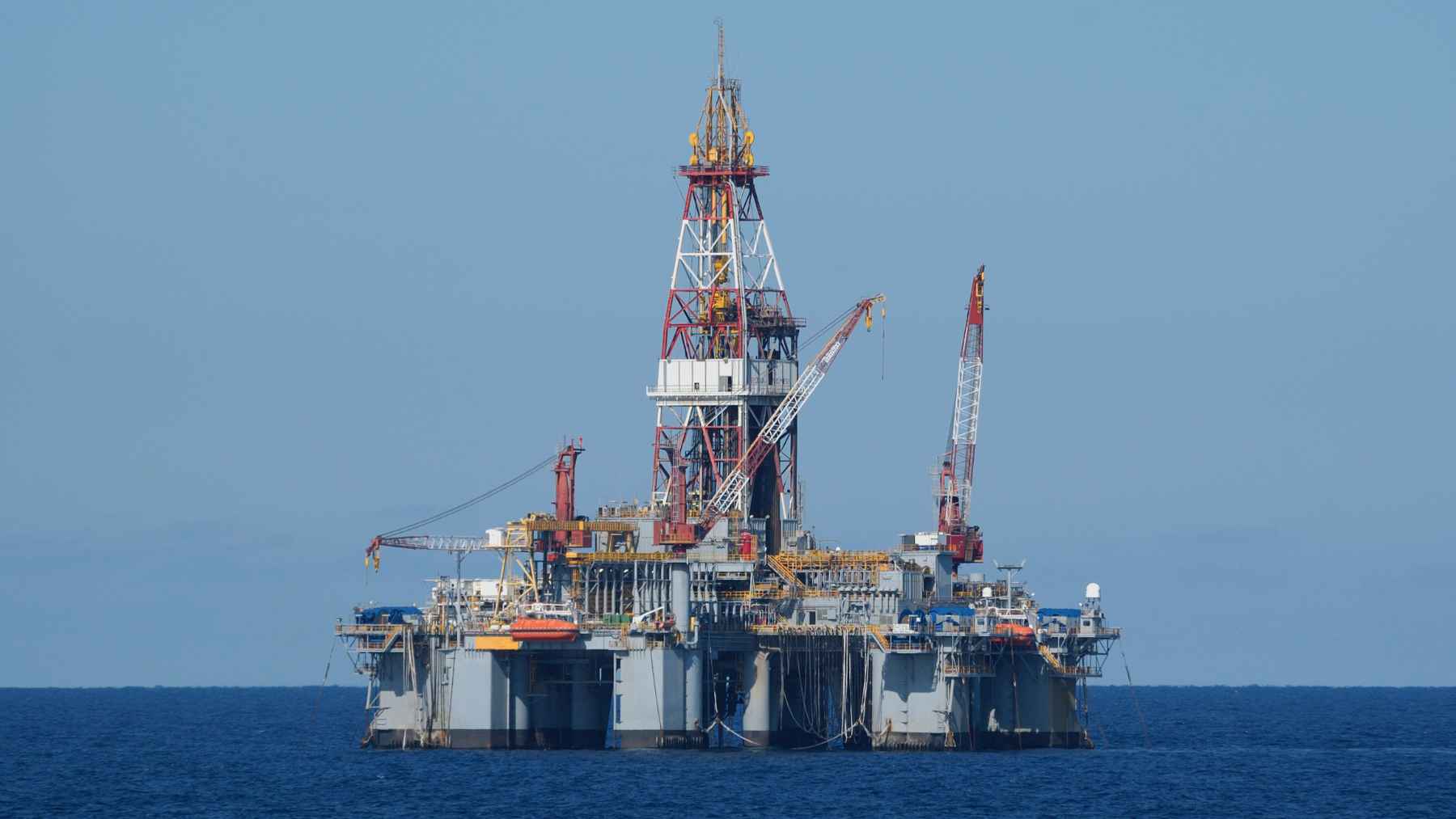 An offshore drilling rig operating in deep water, representing energy exploration and oil discoveries in Suriname.