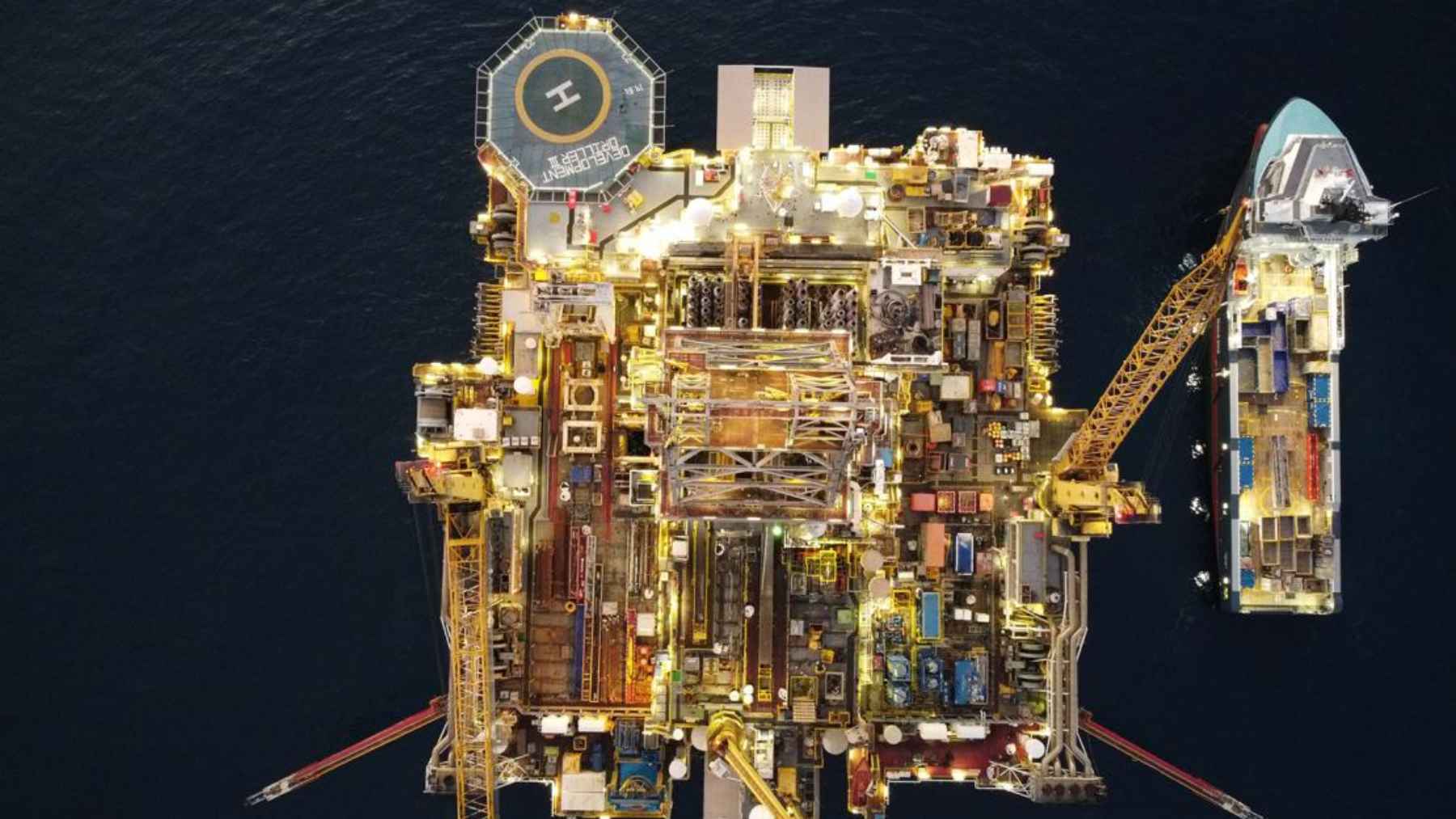 The smallest country in South America just struck a huge oil deposit that could rewrite its entire economy 2 An offshore drilling rig operating in deep water, representing energy exploration and oil discoveries in Suriname.