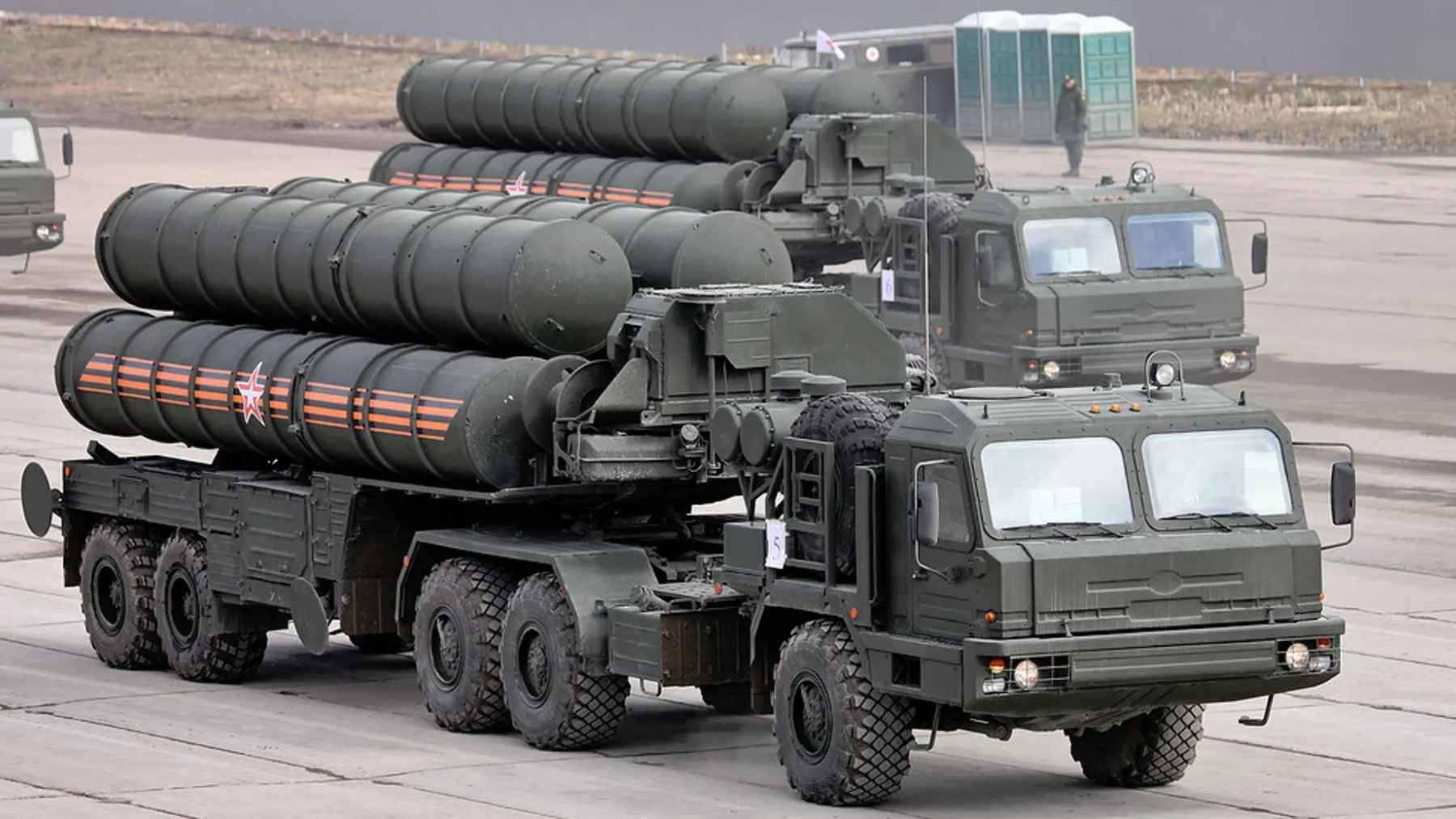 Turkey is said to be reselling the Russian S-400 it bought, and the deal could reopen the F-35 1 A Russian S-400 missile defense system launcher displayed outdoors during a military exhibition.