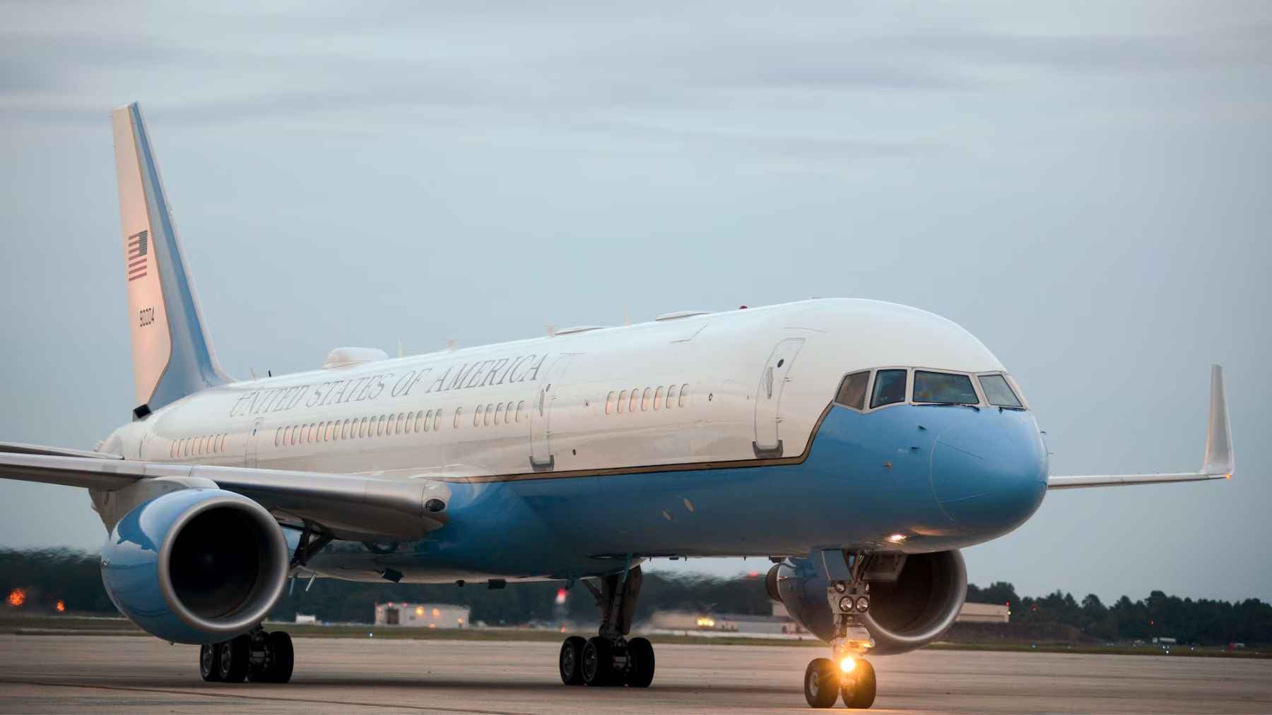 A US government Boeing landed in Prague wearing Trump's new Air Force One colors for the first time 1 A US government Boeing C-32A parked at an airport, showcasing the new executive airlift paint scheme.