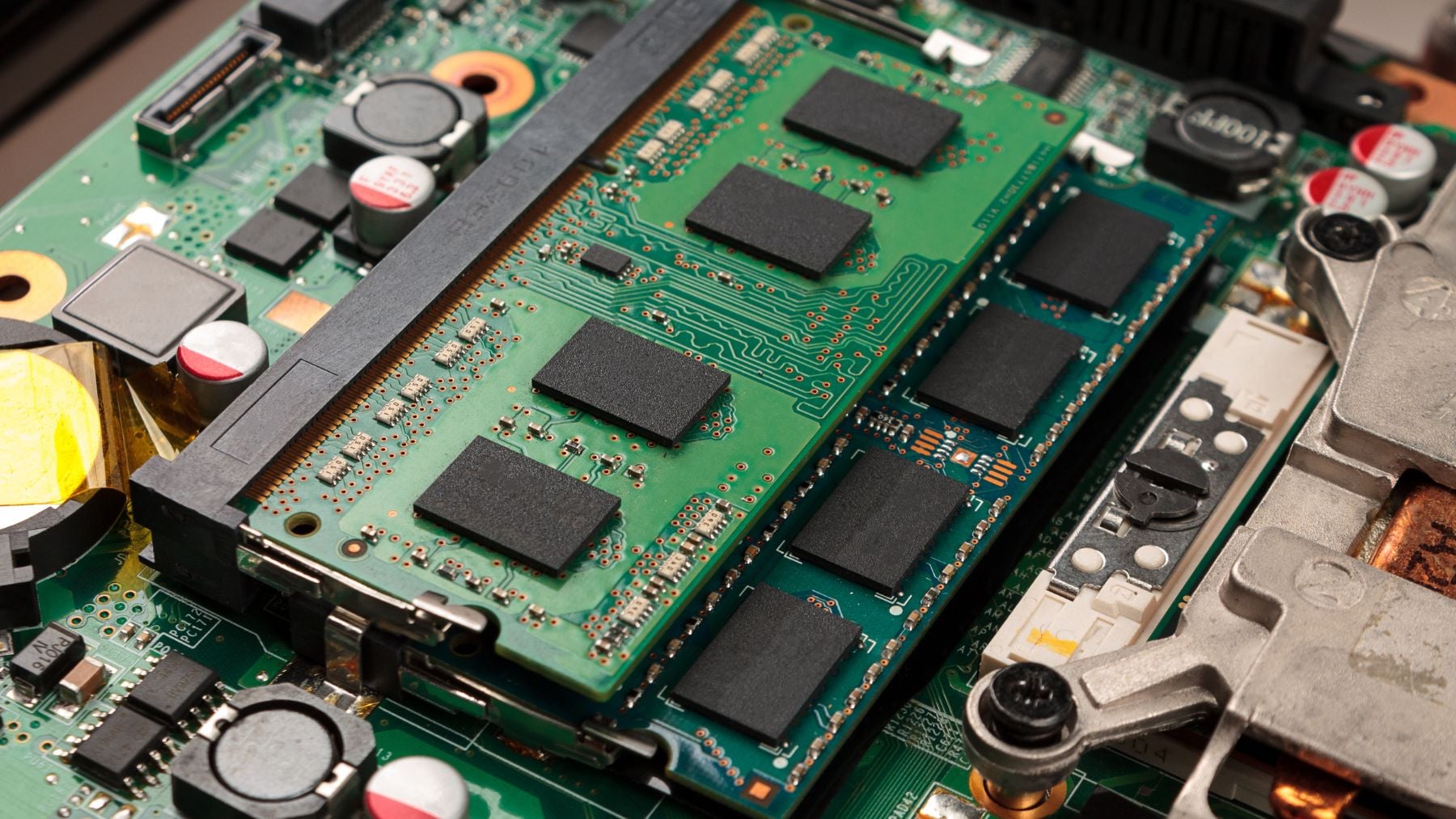 Módulos de memoria RAM DDR instalados en una placa base durante la crisis global de chips.