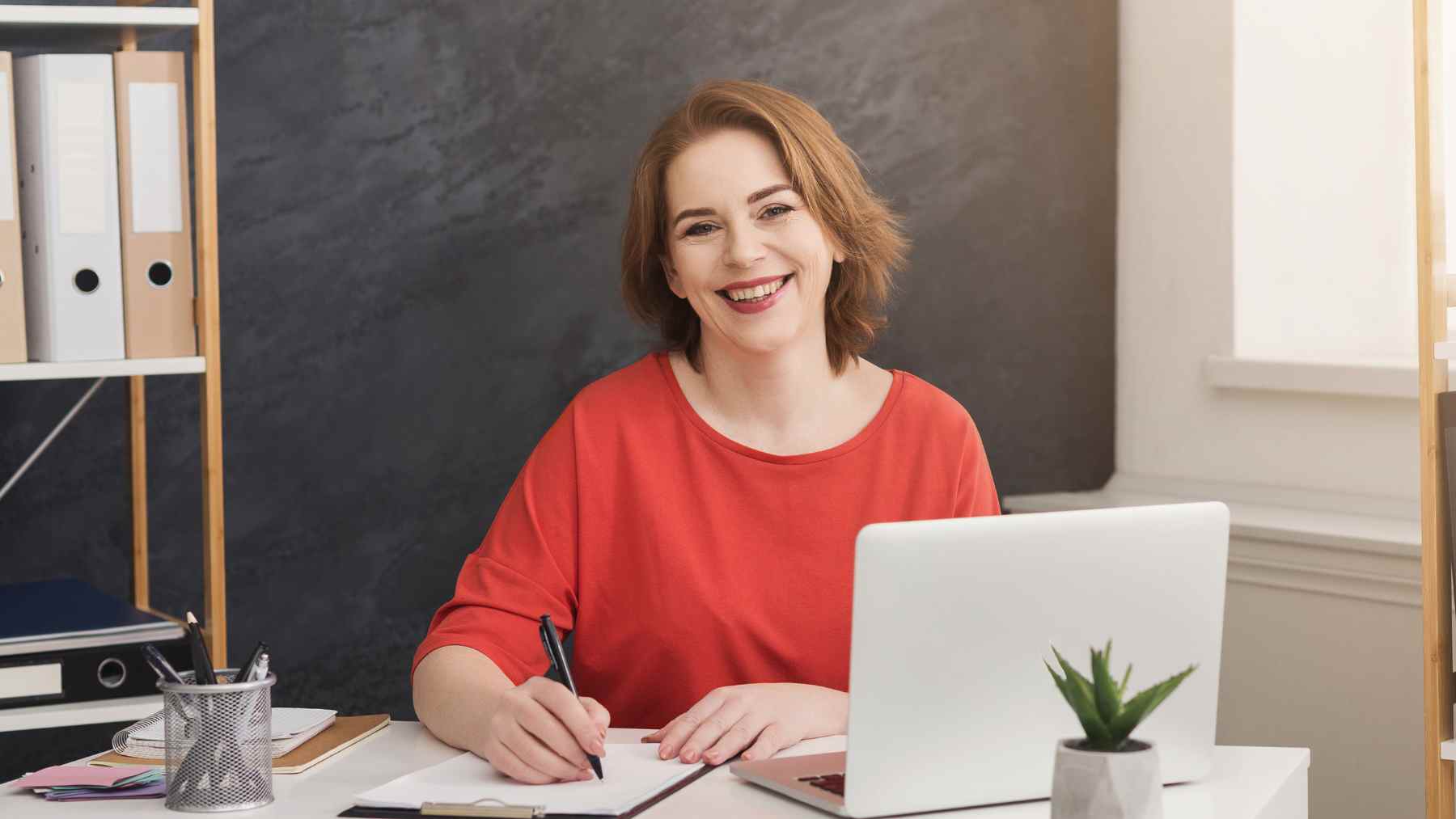 Estudiante universitaria frente a portátil analizando qué carrera elegir ante el impacto de la inteligencia artificial