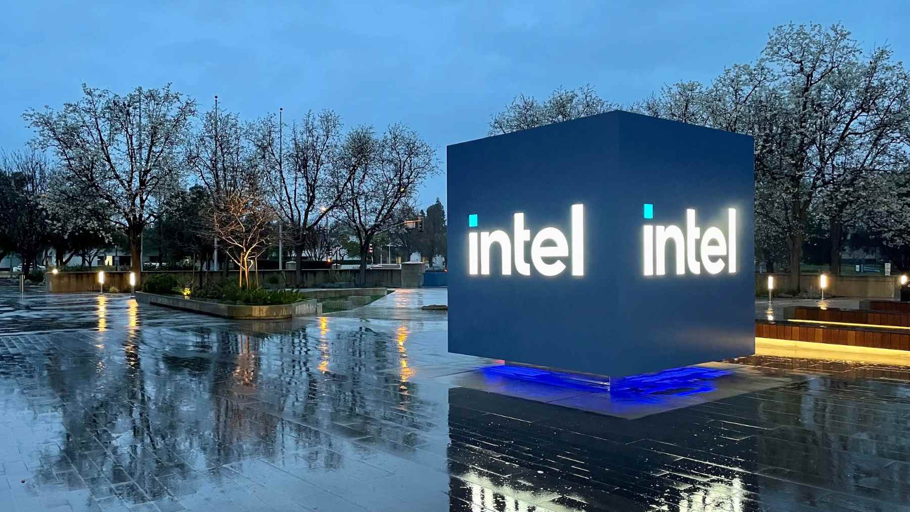 Logo iluminado de Intel en su sede corporativa, en una noticia sobre el auge de los PCs con inteligencia artificial en 2026.