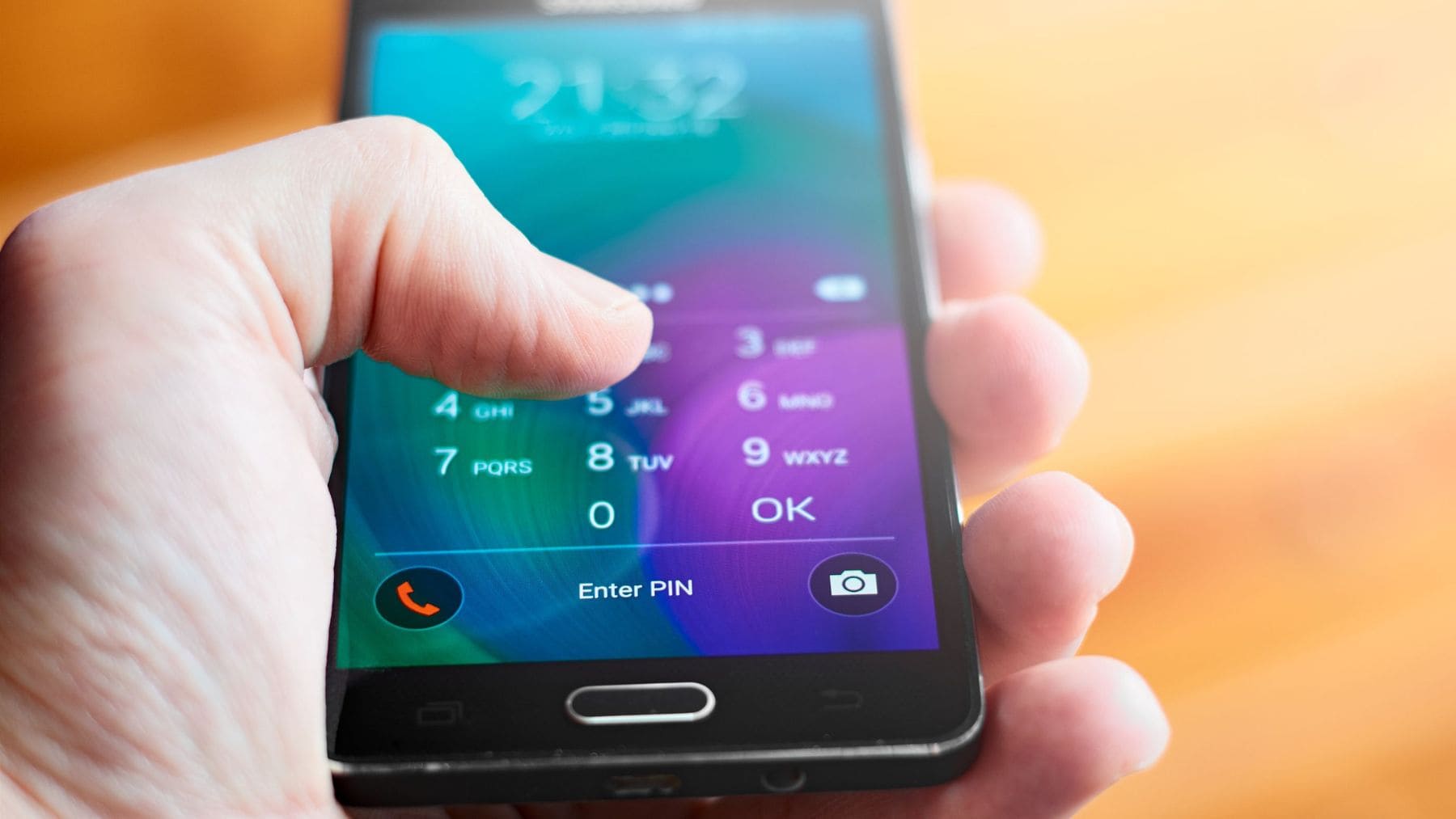 Persona introduciendo un PIN en el móvil tras revelarse que 1 de cada 10 usa el mismo código.