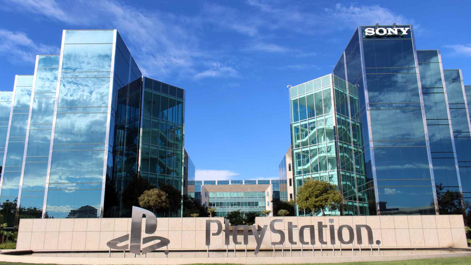 Edificio de PlayStation con el logotipo de Sony y el cartel de PlayStation en la entrada