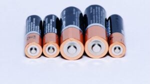 Adiós a las pilas en los dispositivos portátiles: Japón imprime biopilas en una sola pasada con tinta enzimática y promete parches sanitarios que funcionan con el sudor