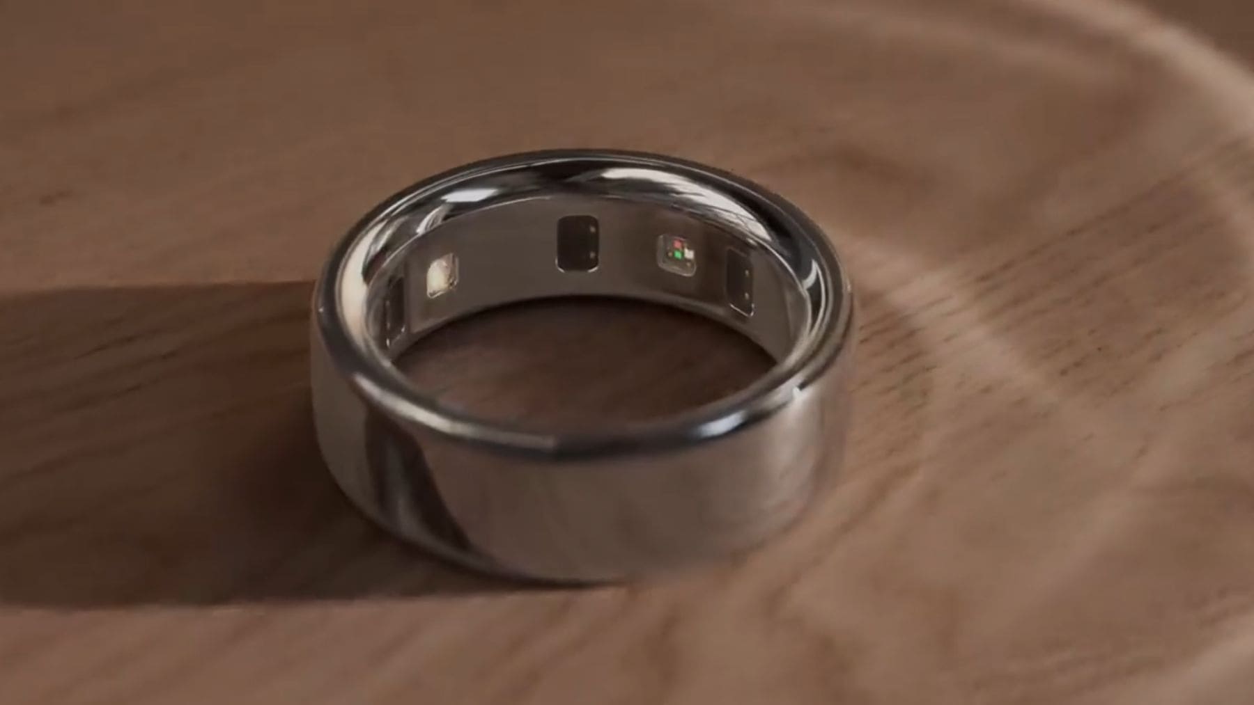 Anillo inteligente Oura con sensores biométricos para medir sueño, pulso y salud en EE.UU.