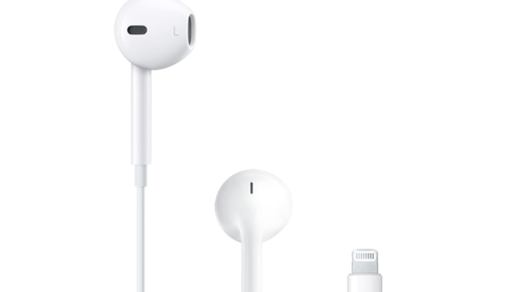 Auriculares con cable Apple EarPods con conector Lightning sobre fondo blanco.