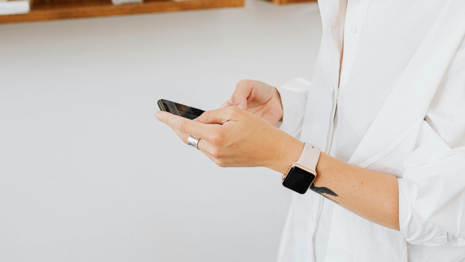 Persona usando un móvil Android donde Google Play muestra un aviso por apps que consumen demasiada batería.