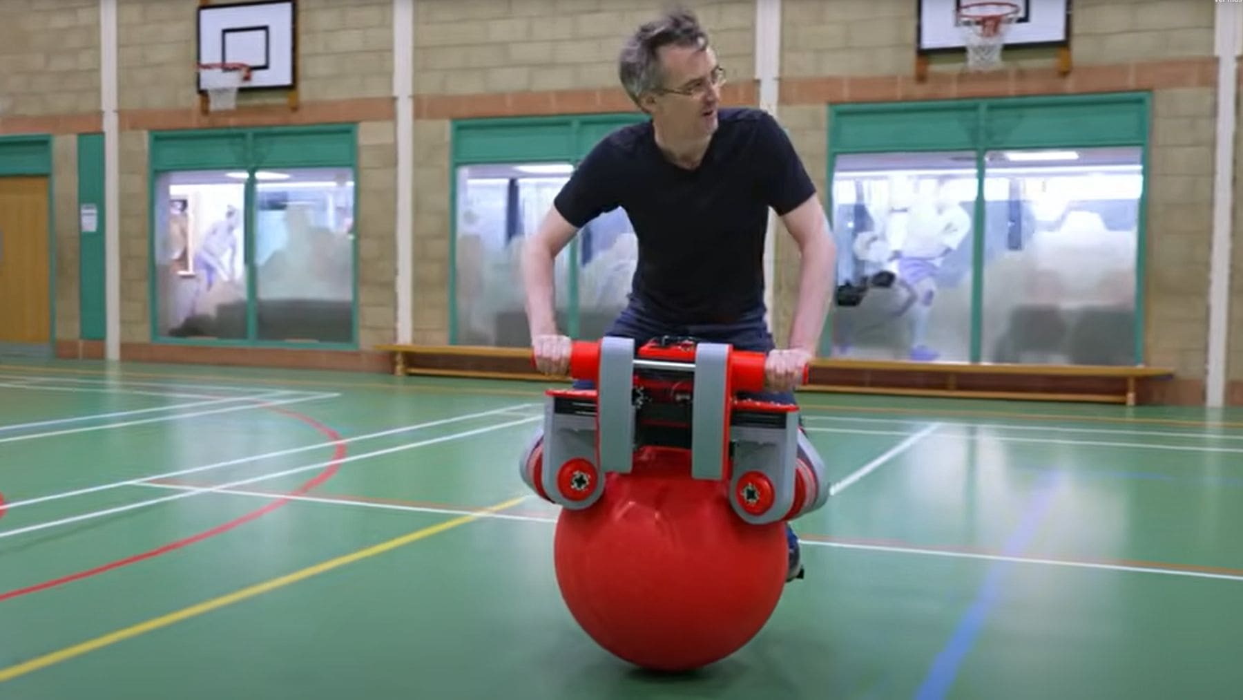 Moto Ball Bike de James Bruton moviéndose sobre una única bola gigante con ruedas omnidireccionales.