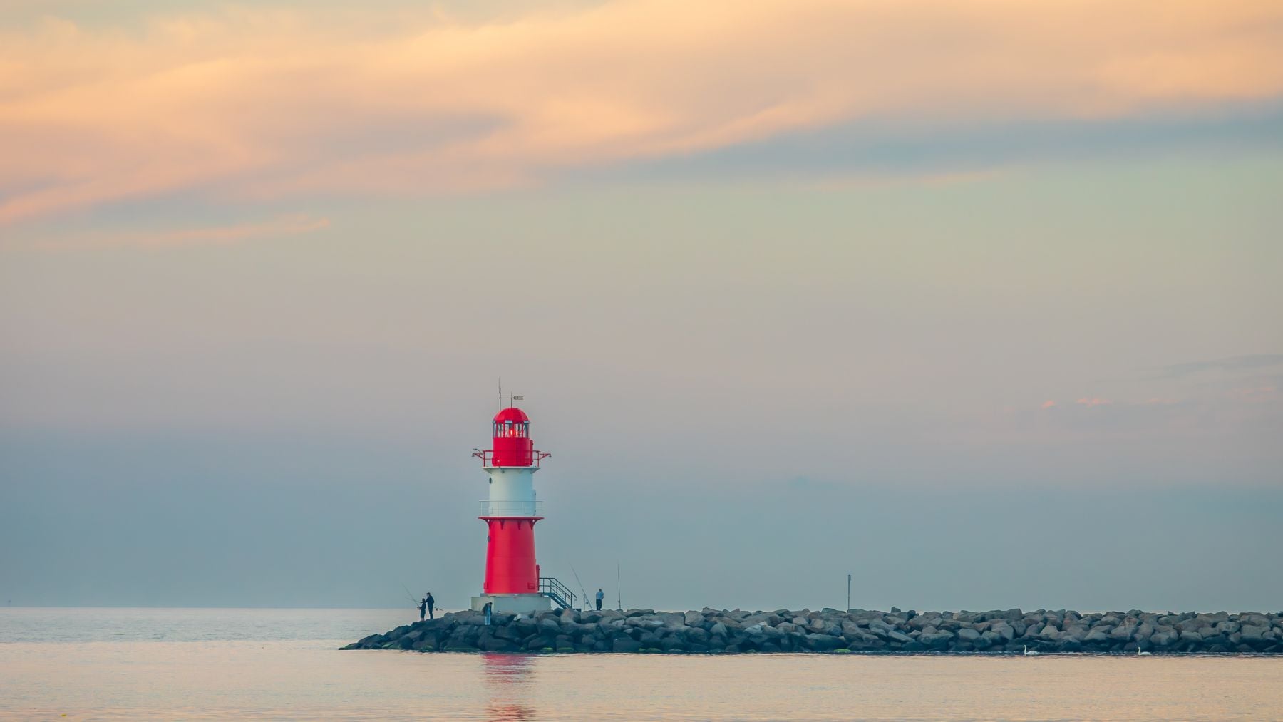 Faro en el mar simbolizando centros de datos marinos para IA alimentados por energía eólica.