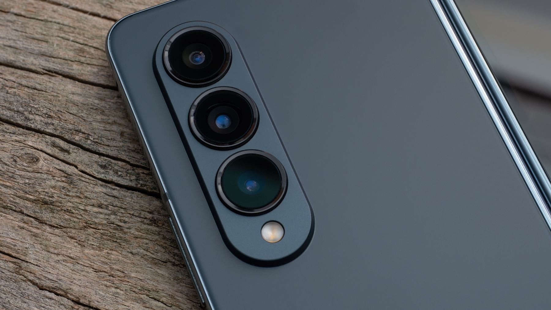 Smartphone Android moderno con triple cámara, símbolo del encarecimiento del mercado móvil por la crisis de memoria para IA.