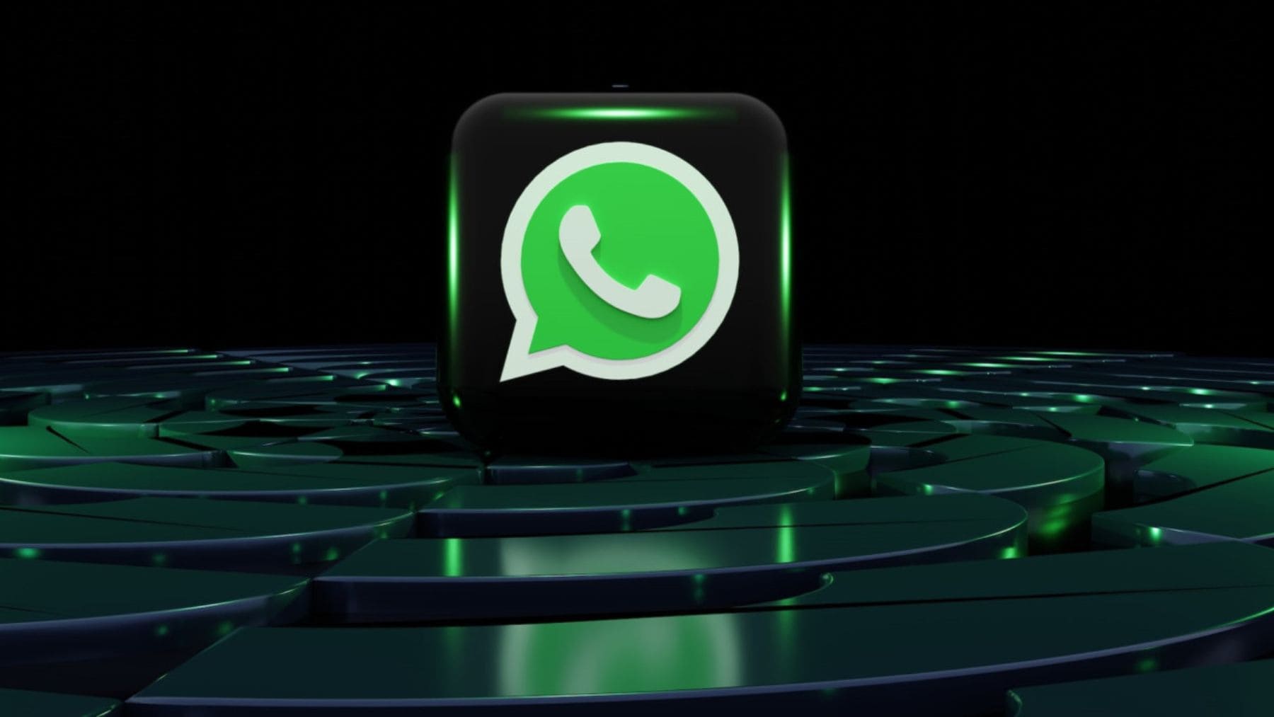 Logo de WhatsApp en móvil iluminado como símbolo de alerta por riesgos de privacidad y ciberseguridad.