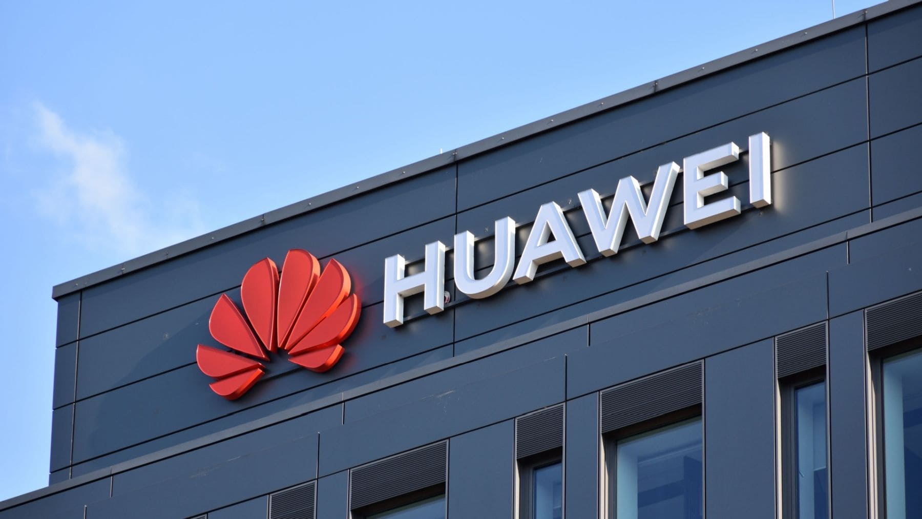 Logo de Huawei en edificio corporativo en medio de la presión de EEUU a Siria por sus redes.