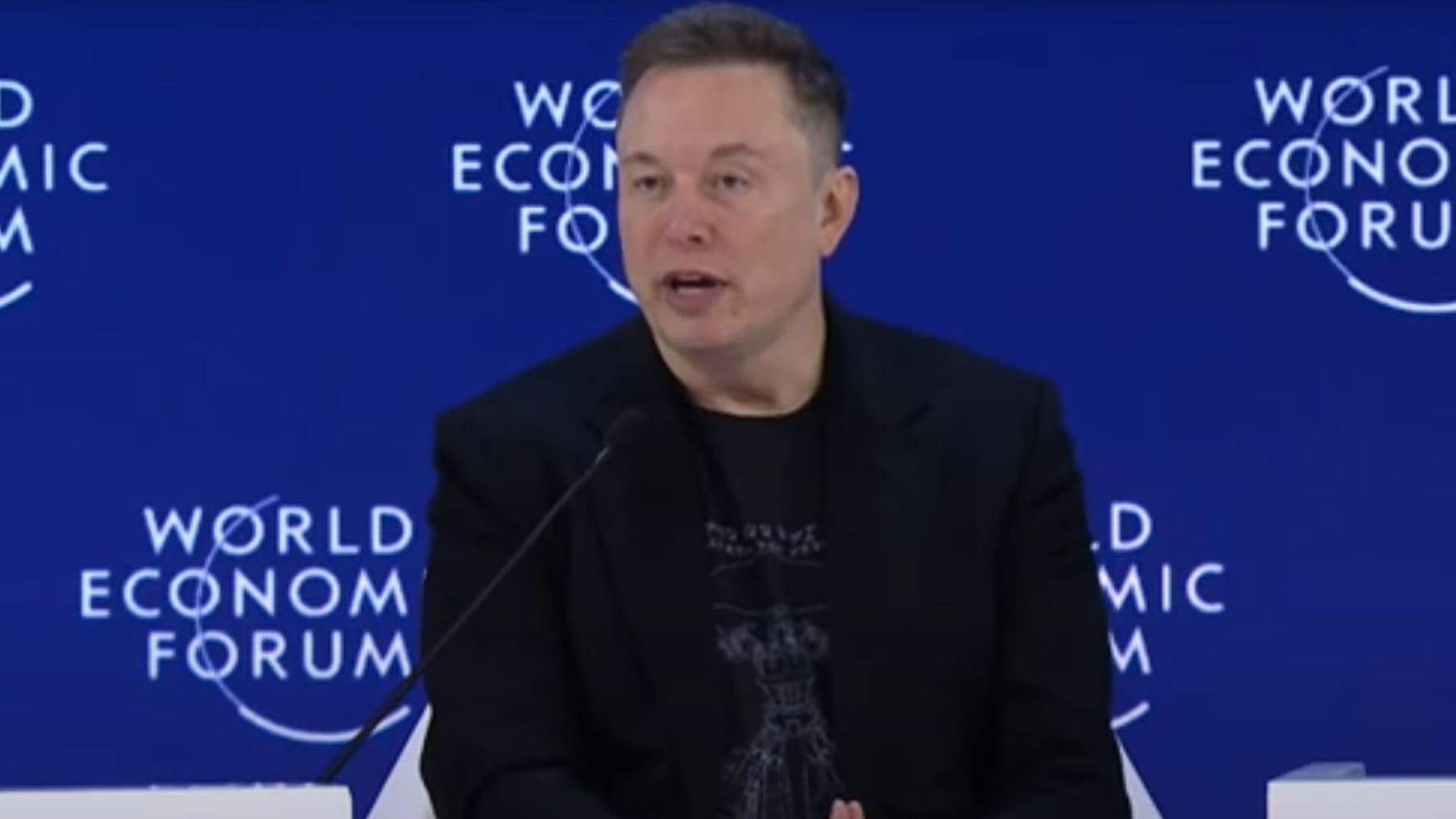Elon Musk durante su intervención en el Foro Económico Mundial de Davos hablando sobre inteligencia artificial y el futuro del trabajo.