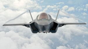Llega el F-35 Lightning II: el mega avión que redefine las guerras aéreas porque es capaz de absorber las señales de radar para no ser detectado