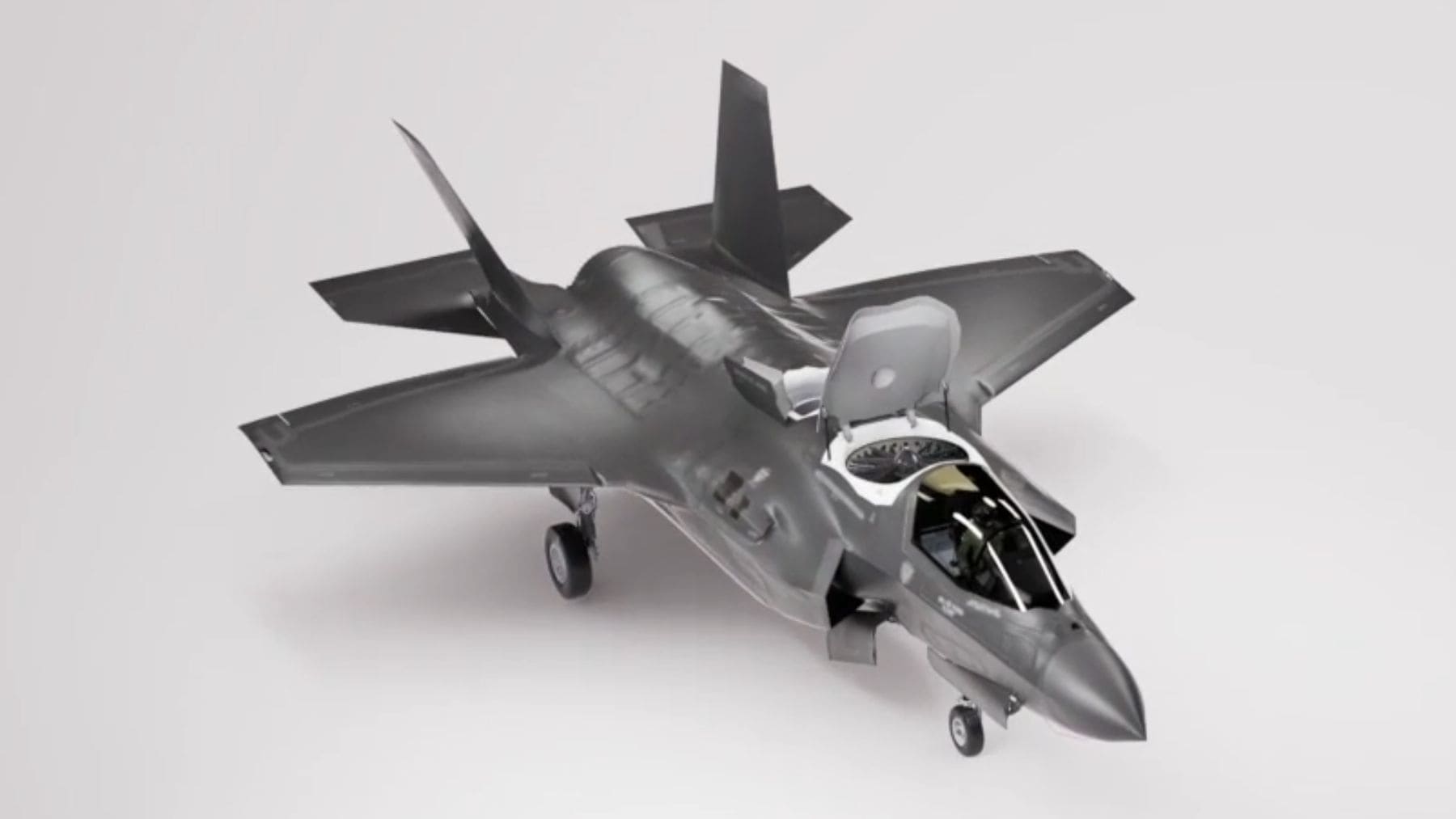 F-35 Lightning II con cabina abierta durante pruebas del sistema de inteligencia artificial Project Overwatch.