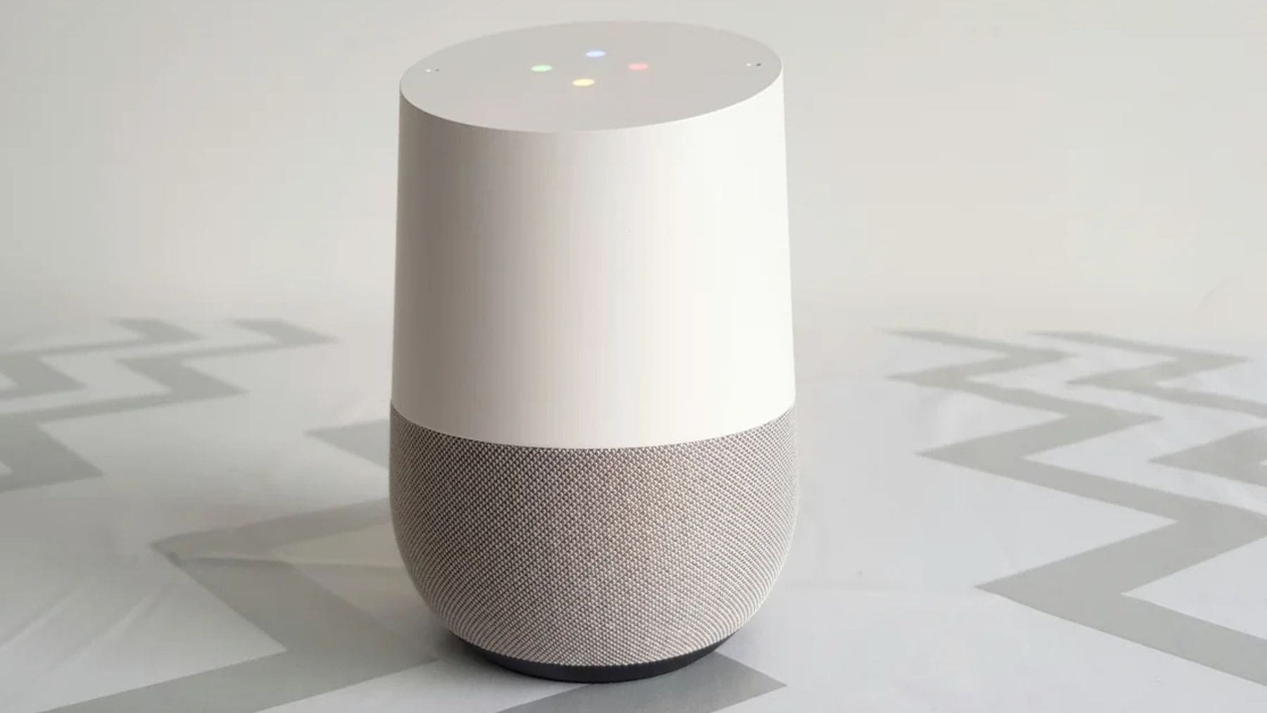 Altavoz Google Home con el asistente de Google que ahora integra Gemini para controlar cámaras y domótica inteligente.