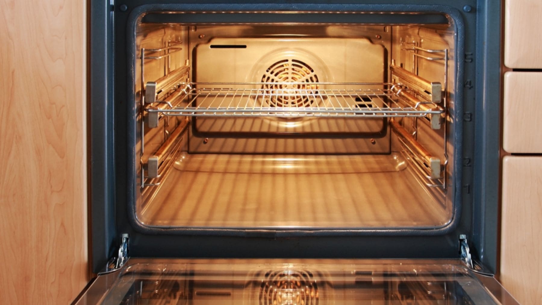 Horno eléctrico abierto durante el precalentado, uno de los electrodomésticos que más energía consume en casa.