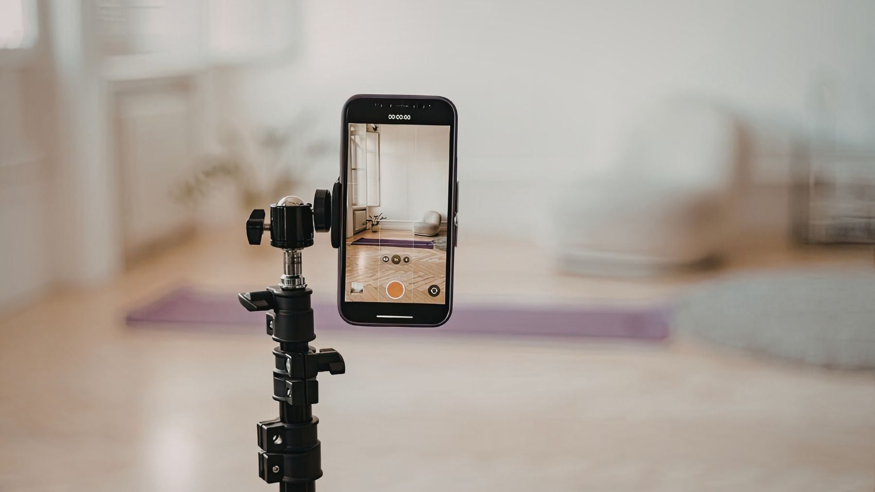 Móvil grabando tareas domésticas para entrenar inteligencia artificial en casa.