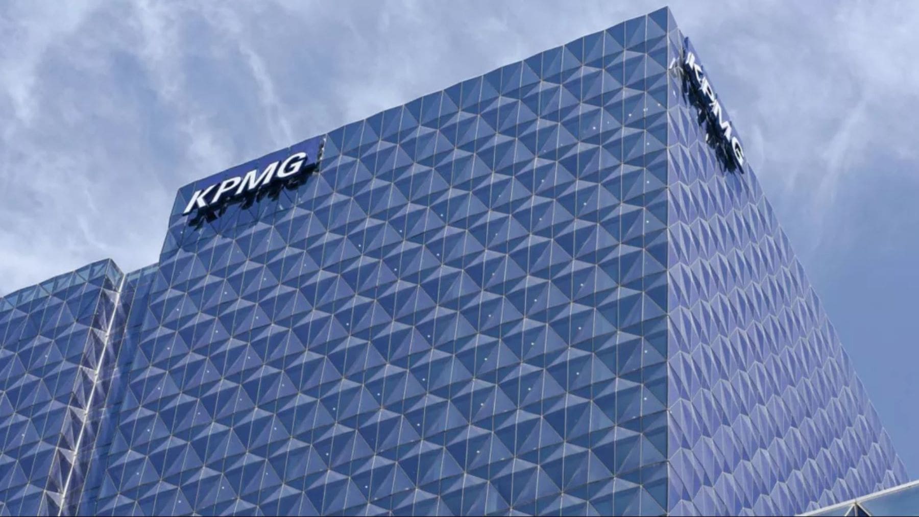 Sede de KPMG en Australia tras la sanción a un socio por usar inteligencia artificial en un examen interno.