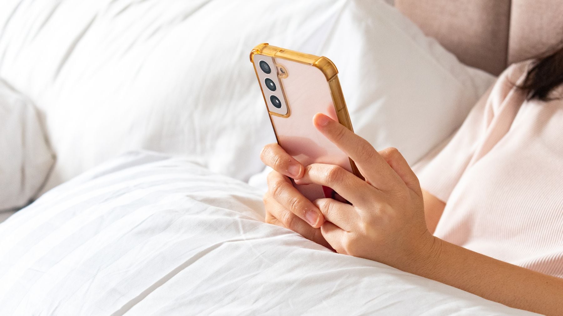 persona mirando el móvil en la cama al despertar reflejo de orientación cerebro.