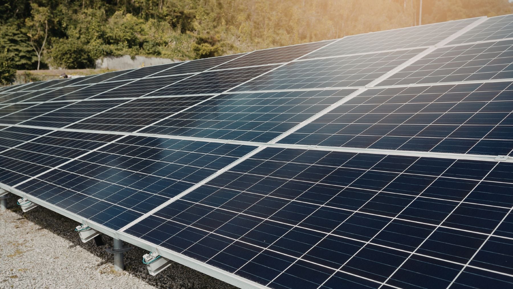 Panel solar utilizado para generar electricidad con tecnología híbrida capaz de producir energía incluso con lluvia.