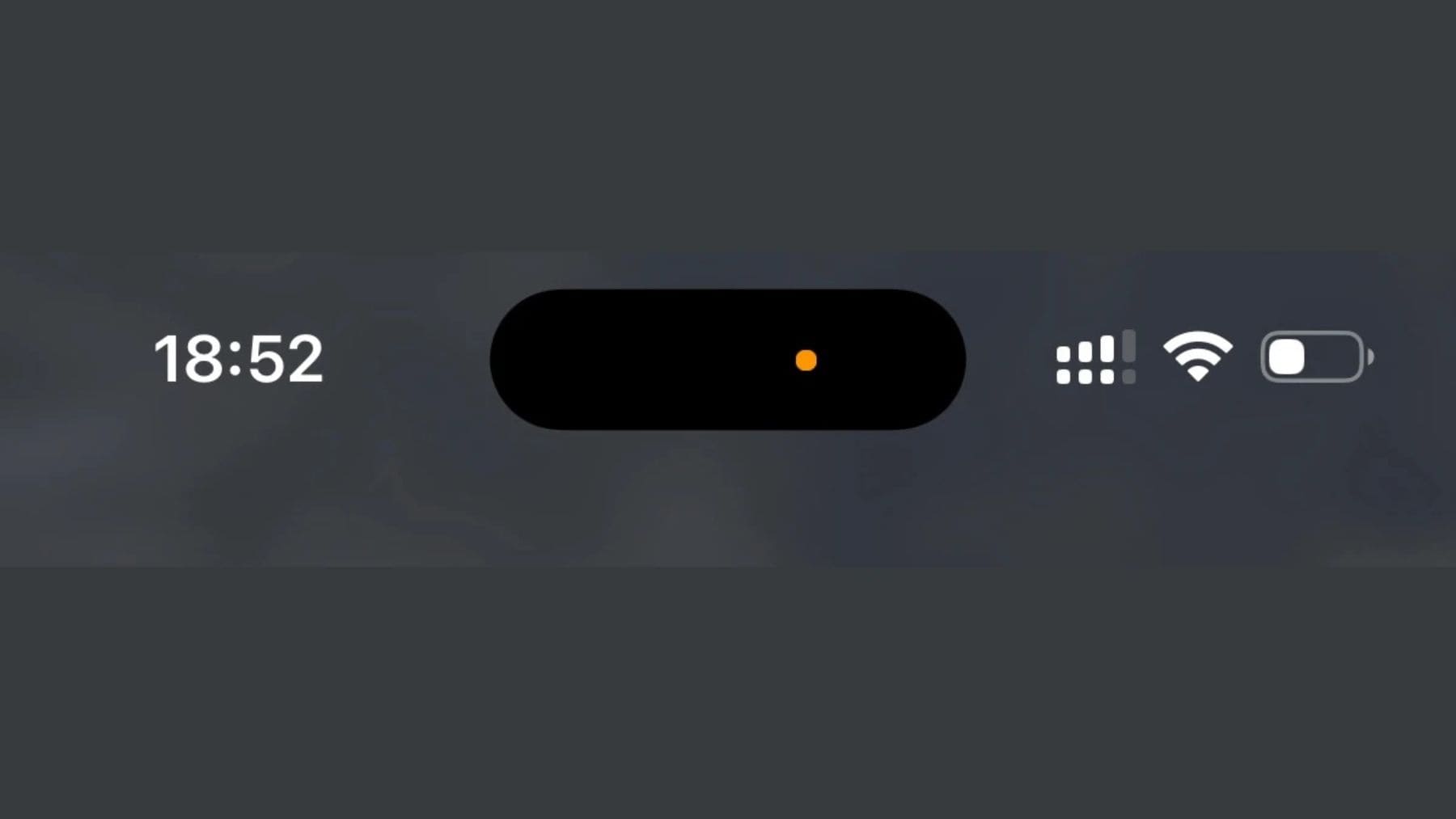 Punto naranja en iPhone indicando uso del micrófono y posible acceso a la privacidad.