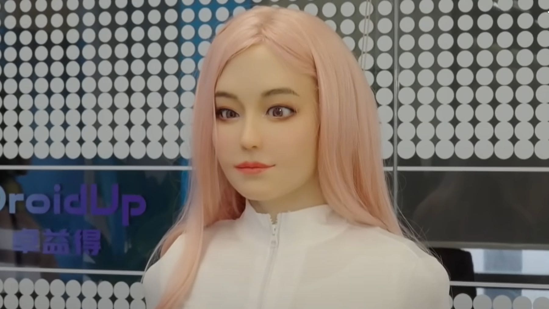 Robot humanoide Moya creado por DroidUp en China durante su presentación en Shanghái.