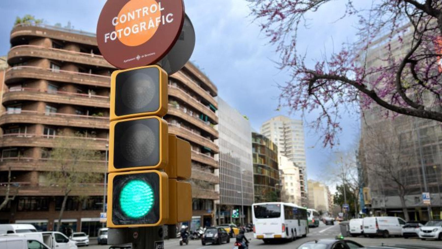 Semáforo en Barcelona con tráfico urbano donde se probará inteligencia artificial para regular la circulación.