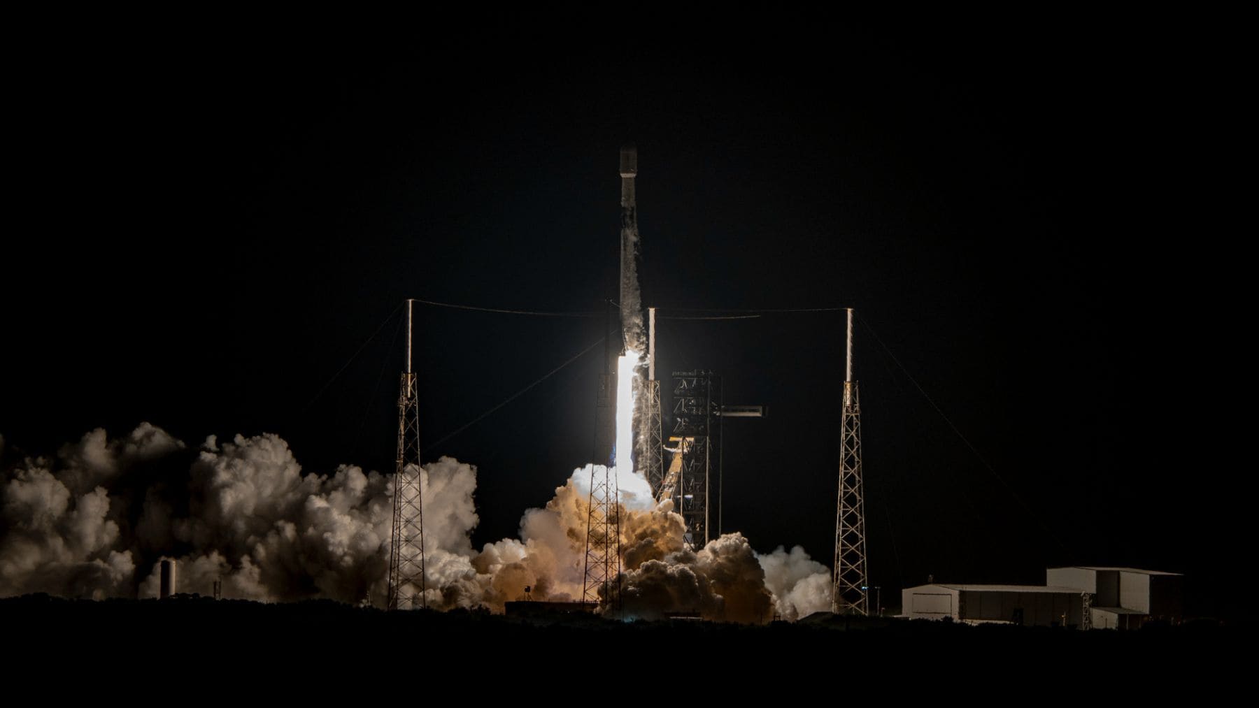 Lanzamiento de cohete Falcon 9 de SpaceX con satélites Starlink hacia órbita baja.