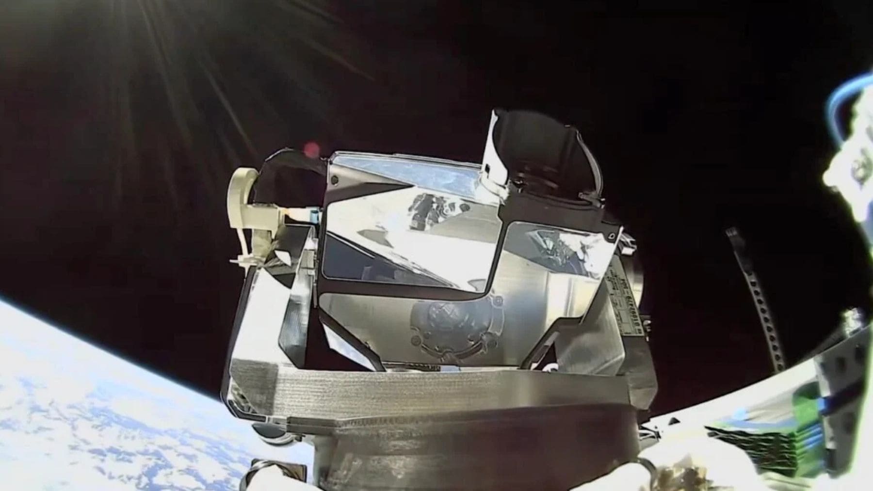 Satélite Starlink con sistema láser en órbita terrestre para transmisión y procesamiento de datos.