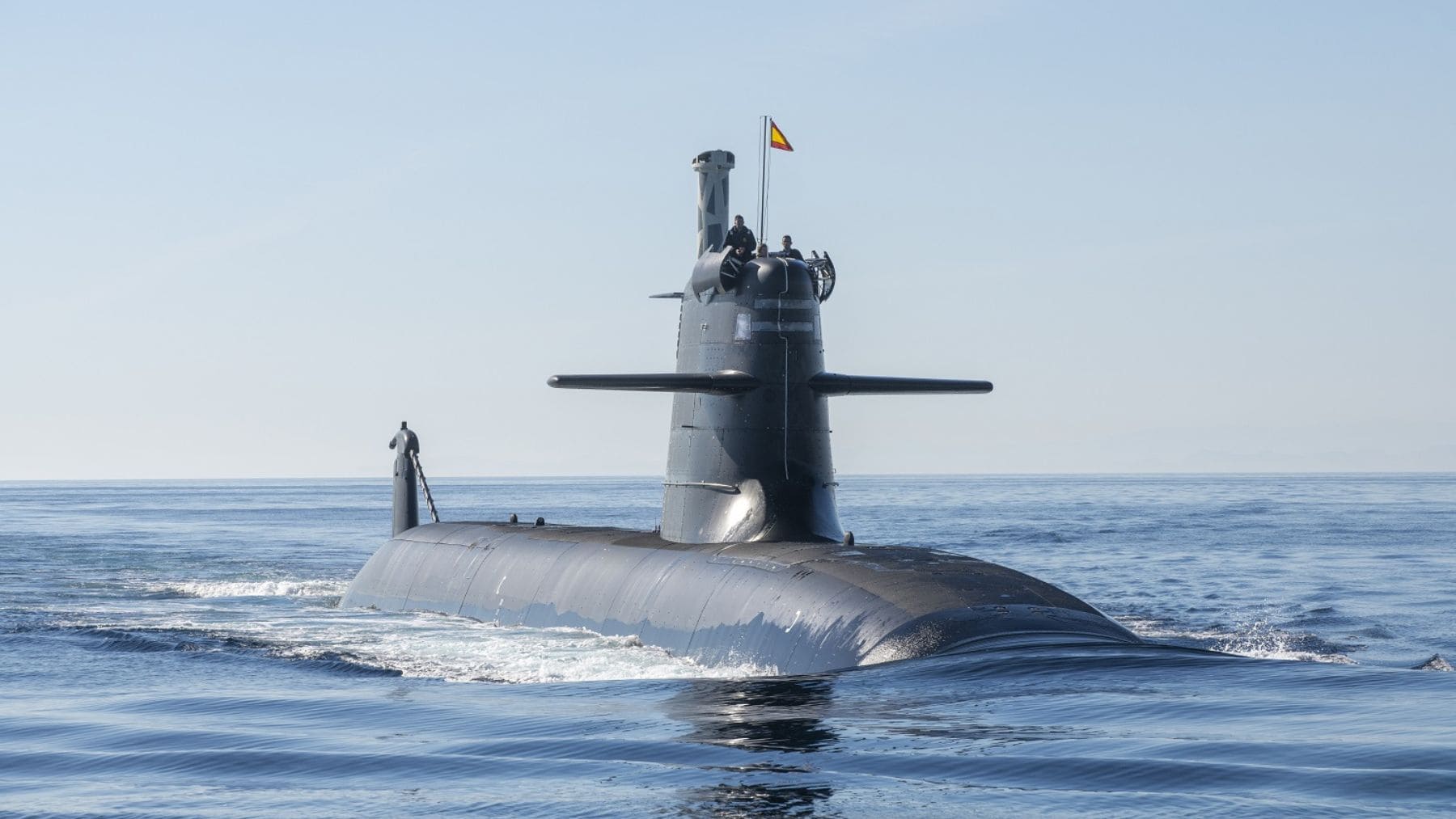 Submarino S-81 Isaac Peral de la Armada española navegando en superficie durante su despliegue en una misión de la OTAN.