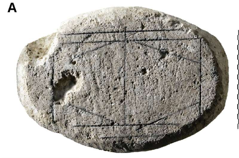 Tablero de juego romano de piedra descubierto en Coriovallum y analizado con inteligencia artificial