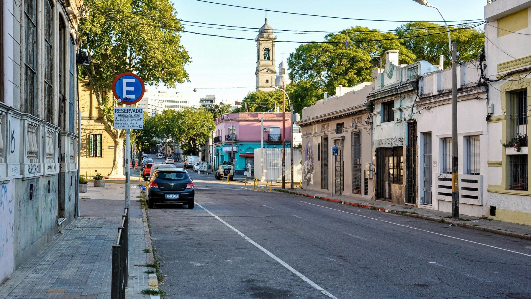 Calle de Montevideo Uruguay con coches circulando en el país que lidera la adopción de autos eléctricos en América Latina
