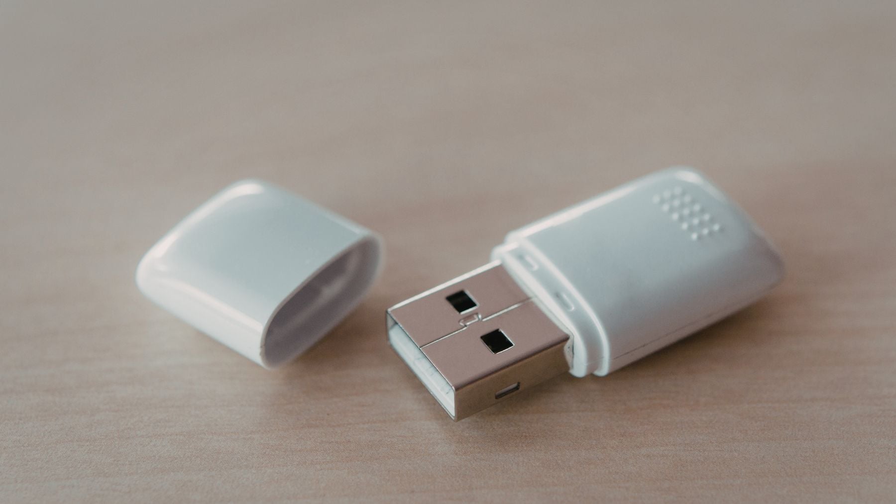 Adaptador USB-C con conector visible sobre superficie, símbolo del estándar de carga obligatorio en la UE.