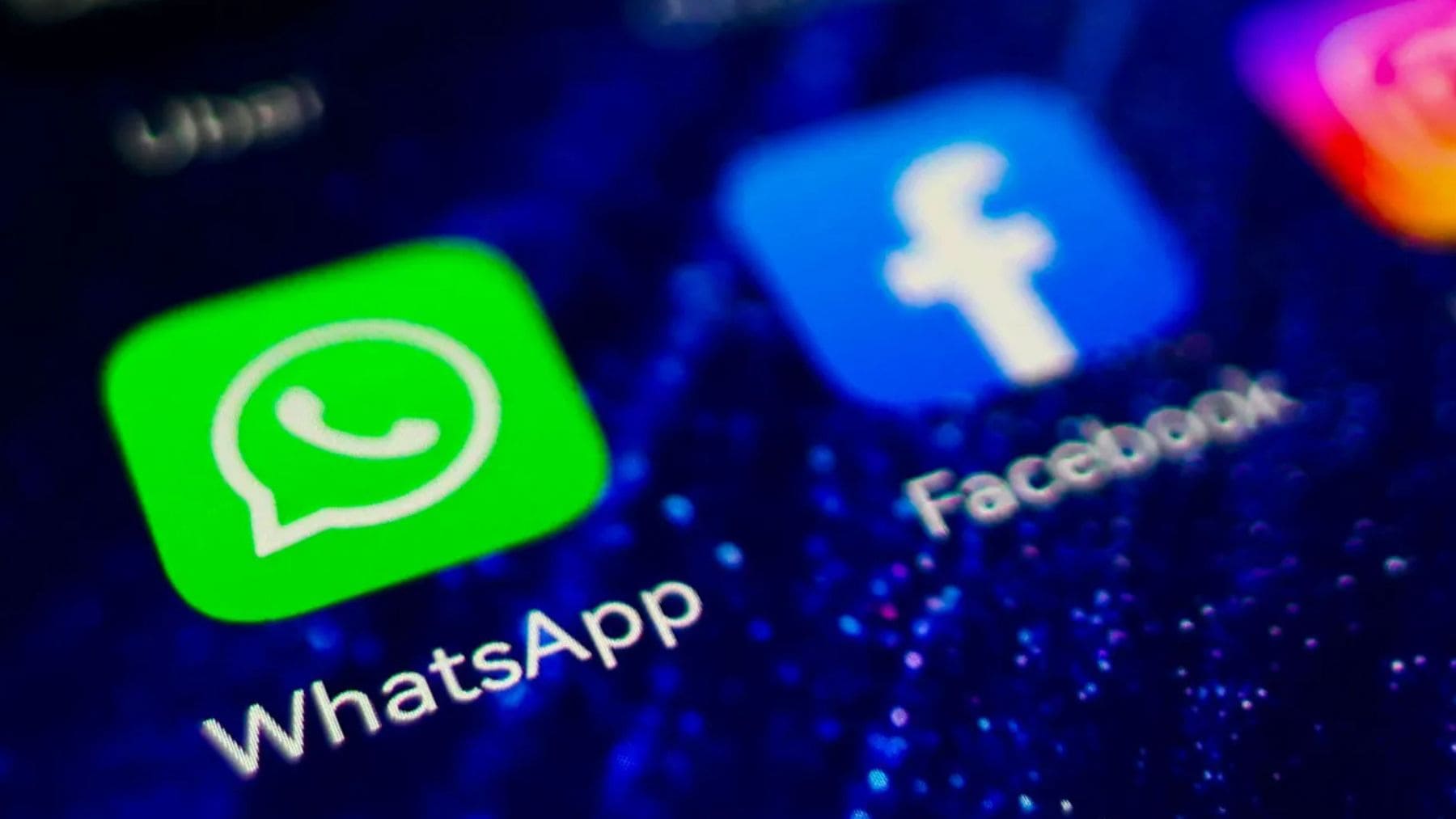 Icono de WhatsApp en un smartphone junto a Facebook e Instagram, apps de Meta que preparan nuevas funciones premium.