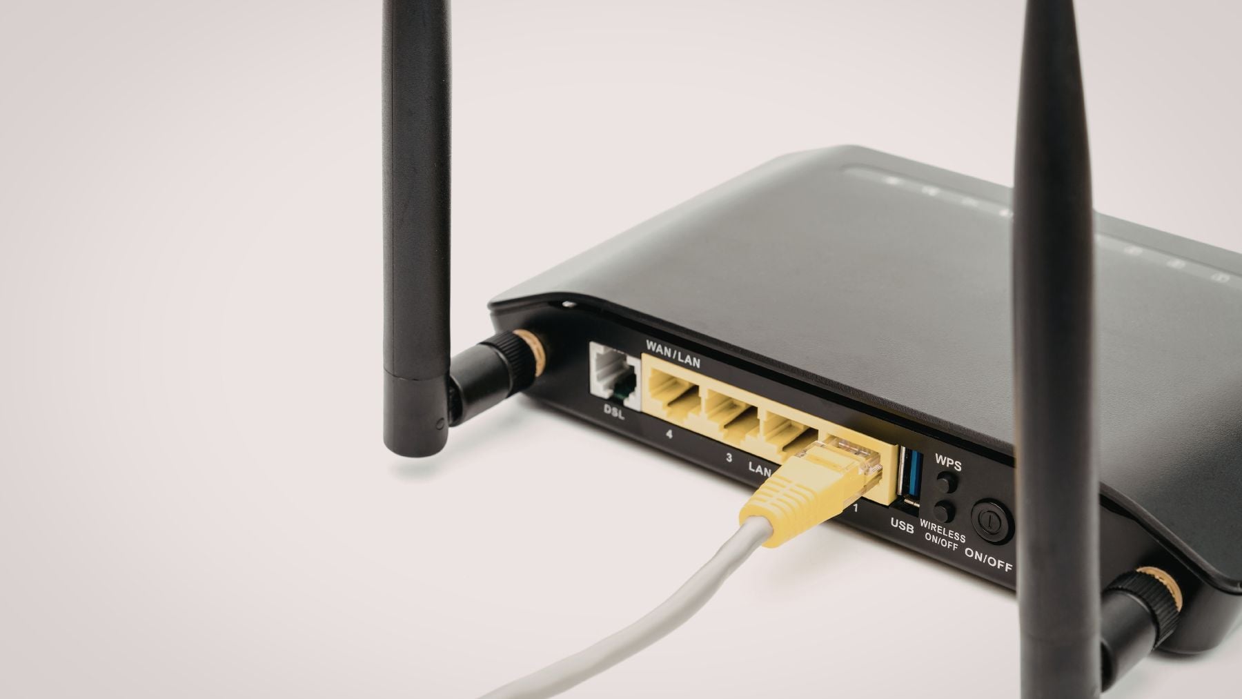 Router WiFi doméstico con cable Ethernet conectado en una red de internet en casa.