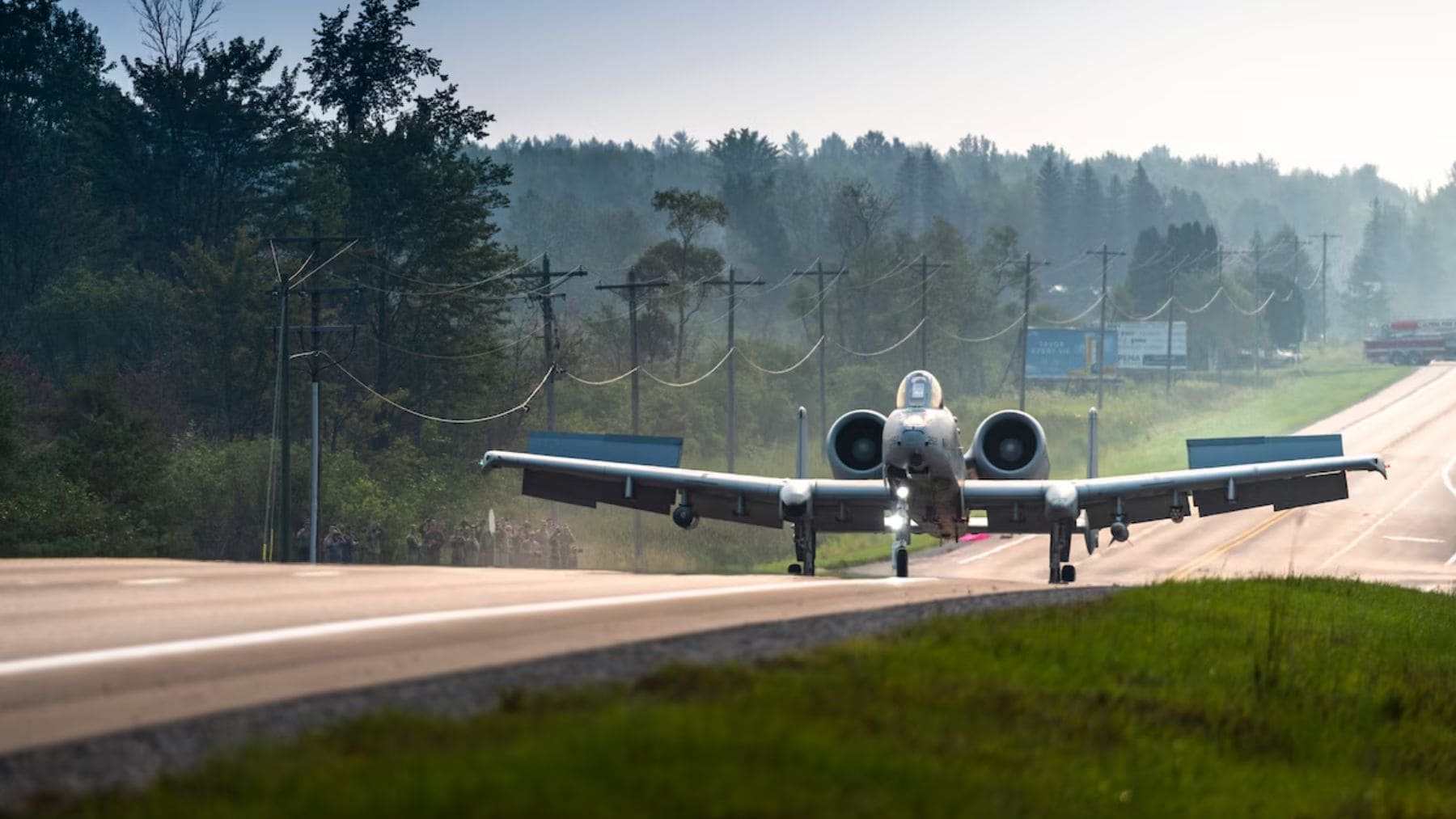 Avión A-10C Thunderbolt II de la Fuerza Aérea de EEUU en vuelo durante operación militar.