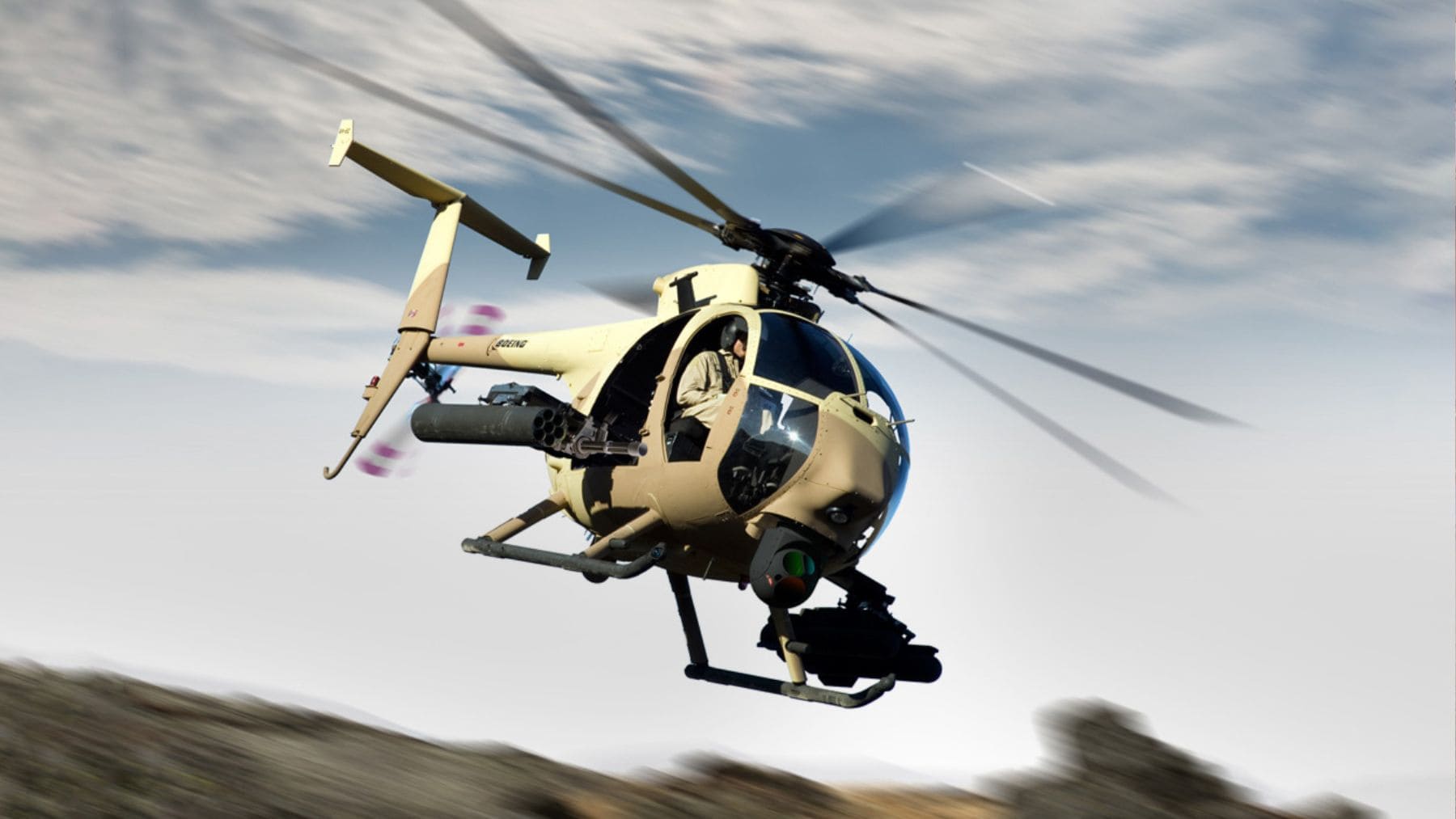 Helicoptero AH-6 Little Bird en vuelo durante operacion militar de rescate en zona montañosa.