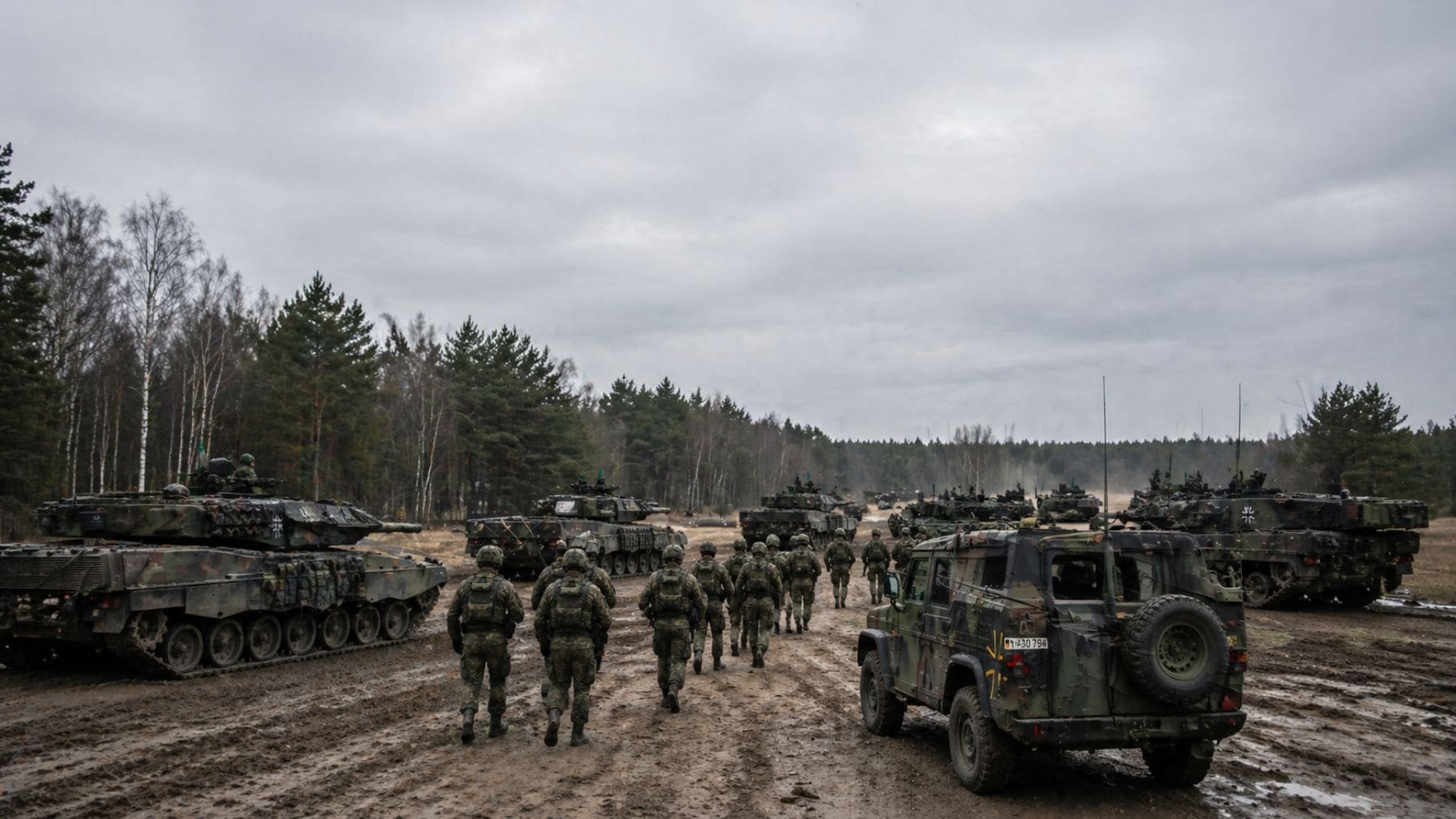 Soldados de la Bundeswehr en maniobras militares con vehículos blindados durante el plan de rearme de Alemania
