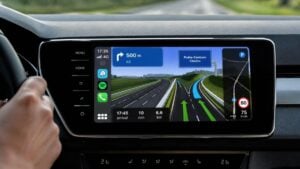 Hace tiempo dejé de usar Google Maps en Android Auto y ahora uso una APP con mapas en 3D que se ven en la luna del coche