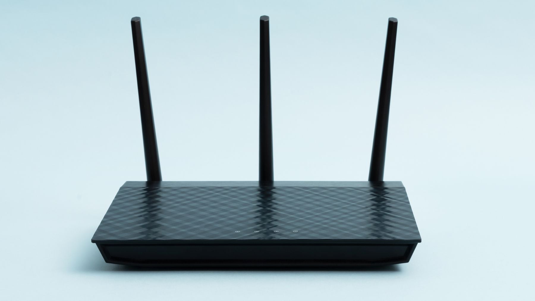 Router WiFi doméstico con antenas utilizado para mejorar la conexión a internet al reiniciarlo.
