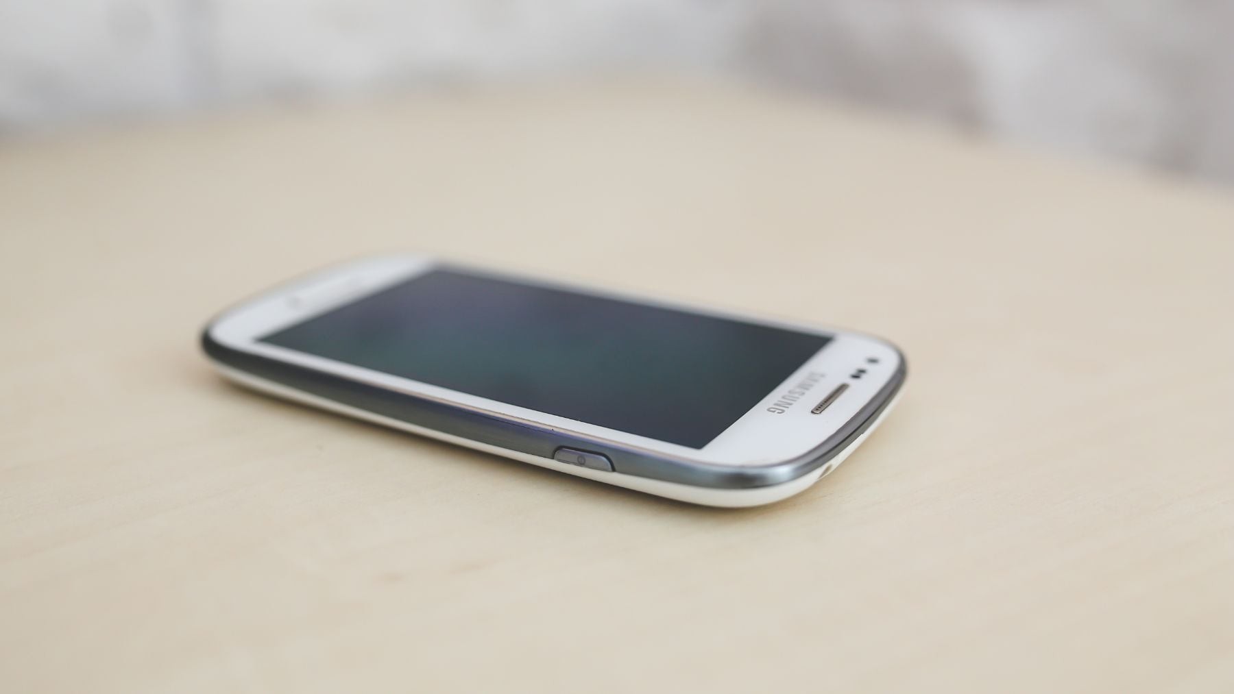 Smartphone Android sobre mesa, ejemplo de móvil que puede ir lento y mejorar al borrar la caché.