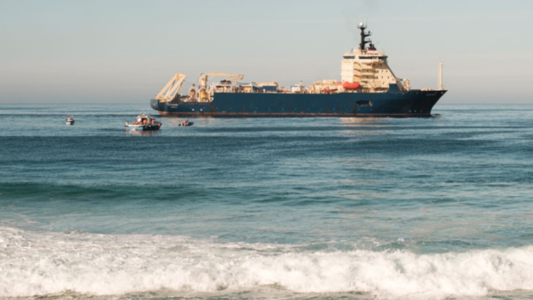 Buque oceanográfico en aguas de Sines vinculado al monitoreo de cables submarinos cerca de España.